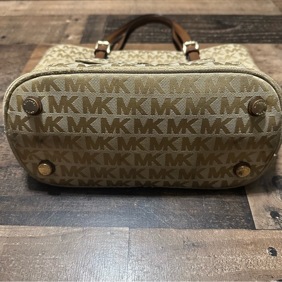 Michael Kors Signature Jet Set Jacquard Tote - Picture 2 of 10